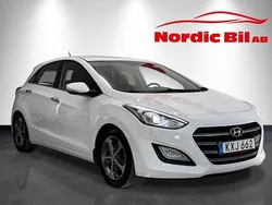 Vit Begagnad 2016 Hyundai i30 Premium Halvkombi | 59 900 kr (Marknadspris)