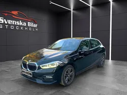 Svart Begagnad 2021 BMW 120 Sport Line Halvkombi | 299 900 kr (Marknadspris)