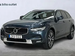 Mörkblå Begagnad 2019 Volvo V90 CC Kombi | 229 900 kr (Marknadspris)