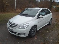 Vit Begagnad 2011 Mercedes B180 Minibuss | 49 900 kr (Marknadspris)