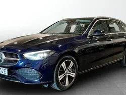 Mörkblå (blue) Begagnad 2022 Mercedes C300e Kombi | 359 900 kr (Bra pris)