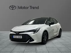 Vit Begagnad 2023 Toyota Corolla Hybrid Sport Halvkombi | 309 900 kr (Marknadspris)