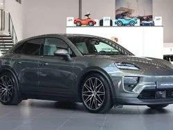 Grå Begagnad 2024 Porsche Macan 4 Electric SUV | 989 000 kr