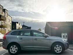 Grå Begagnad 2017 Volvo XC60 Kinetic SUV | 129 000 kr (Marknadspris)