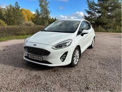 Vit Begagnad 2018 Ford Fiesta Titanium Halvkombi | 95 000 kr (Marknadspris)