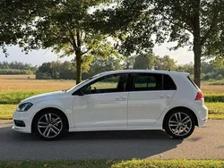 Vit Begagnad 2017 VW Golf VII R-line Halvkombi | 167 000 kr (Marknadspris)