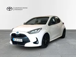 Vit Begagnad 2023 Toyota Yaris Hybrid Style Halvkombi | 249 900 kr (Marknadspris)