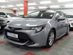 Grå Begagnad 2021 Toyota Corolla Hybrid Active Halvkombi | 184 500 kr (Marknadspris)
