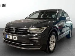 Grå Begagnad 2022 VW Tiguan Life SUV | 289 900 kr (Marknadspris)