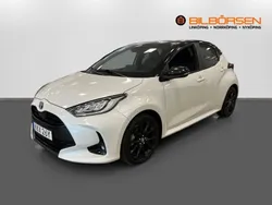 Vit Begagnad 2022 Toyota Yaris Hybrid Style Halvkombi | 229 900 kr (Marknadspris)