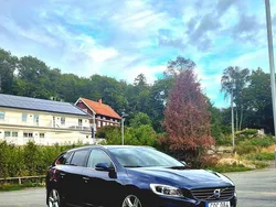 Blå Begagnad 2015 Volvo V60 Summum Kombi | 90 000 kr