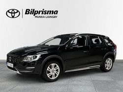Svart Begagnad 2017 Volvo V60 CC Momentum Kombi | 219 900 kr (Superpris)