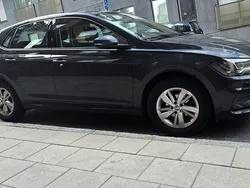 Grå Begagnad 2019 VW Polo Halvkombi | 141 900 kr (Marknadspris)
