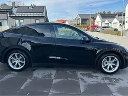 Svart Begagnad 2023 Tesla Model Y Standard Range SUV | 330 000 kr