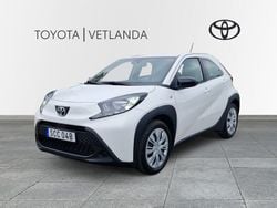 Vit Begagnad 2024 Toyota Aygo Play Halvkombi | 169 000 kr (Bra pris)