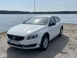 Vit Begagnad 2016 Volvo V60 CC Momentum Kombi | 152 900 kr (Bra pris)
