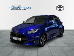 Mörkblå Begagnad 2024 Toyota Yaris Hybrid Active Halvkombi | 269 900 kr (Lite dyr)