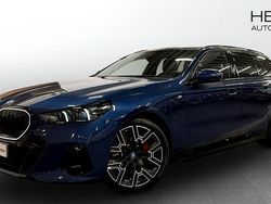 Blå (blue) Begagnad 2025 BMW 530e Comfort Edition Kombi | 658 700 kr (Marknadspris)