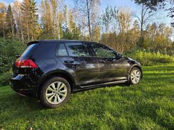 Svart Begagnad 2014 VW Golf VII Halvkombi | 70 000 kr (Marknadspris)