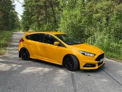 Gul Begagnad 2015 Ford Focus ST Halvkombi | 155 000 kr (Marknadspris)