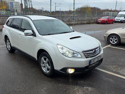 Vit Begagnad 2010 Subaru Outback Kombi | 24 900 kr (Marknadspris)