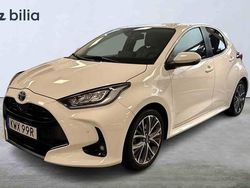 Vit Begagnad 2021 Toyota Yaris Hybrid Halvkombi | 229 900 kr