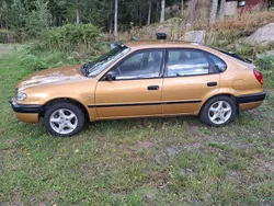 Gul Begagnad 2000 Toyota Corolla Halvkombi | 21 000 kr