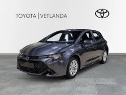 Mörkgrå (dark grey metallic) Ny 2025 Toyota Corolla Active Halvkombi | 347 500 kr (Marknadspris)