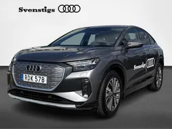 Grå Begagnad 2024 Audi Q4 Sportback e-tron Advanced SUV | 604 900 kr (Marknadspris)