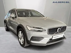 Grå Begagnad 2024 Volvo V60 CC Core Kombi | 409 500 kr (Marknadspris)