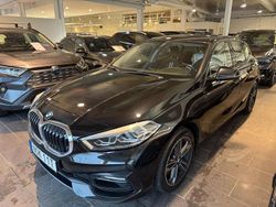 Svart Begagnad 2022 BMW 120 Sport Line Halvkombi | 279 900 kr (Superpris)