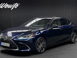 Mörkblå Begagnad 2023 Lexus ES300H Sedan | 429 800 kr (Marknadspris)
