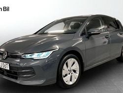 Mörkgrå Begagnad 2025 VW Golf VIII Life Halvkombi | 304 900 kr (Bra pris)