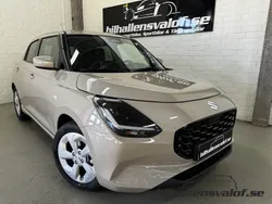 Brun (caravan ivory pearl metallic) Ny 2024 Suzuki Swift Halvkombi | 241 400 kr (Marknadspris)
