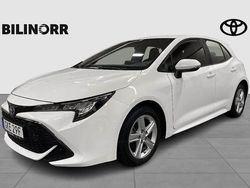 Vit Begagnad 2022 Toyota Corolla Hybrid Active Halvkombi | 239 900 kr (Marknadspris)
