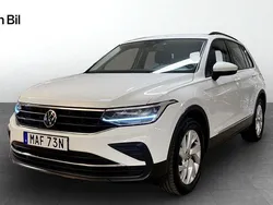 Vit Begagnad 2022 VW Tiguan Life SUV | 304 900 kr (Marknadspris)