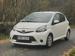 Vit Begagnad 2014 Toyota Aygo Halvkombi | 59 999 kr (Marknadspris)