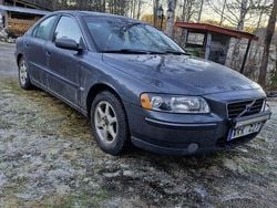 Grå Begagnad 2005 Volvo S60 Kinetic Sedan | 28 500 kr (Marknadspris)