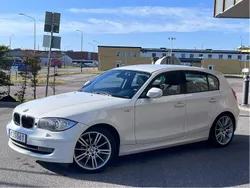 Vit Begagnad 2010 BMW 118 Advantage Halvkombi | 39 500 kr (Marknadspris)
