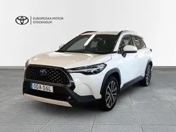 Vit Begagnad 2023 Toyota Corolla Cross Style SUV | 364 900 kr (Marknadspris)