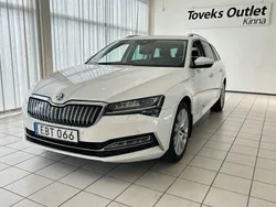 Vit Begagnad 2021 Skoda Superb Business Line Kombi | 239 900 kr (Bra pris)
