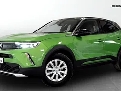 Grön (green) Begagnad 2021 Opel Mokka-e Ultimate SUV | 189 900 kr (Marknadspris)