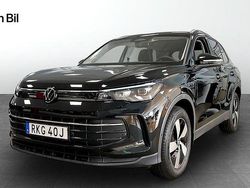 Svart (grenadilla black metallic) Ny 2025 VW Tiguan Life SUV | 524 900 kr (Bra pris)