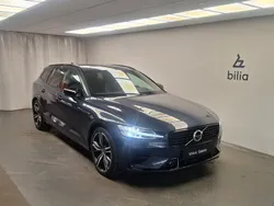 Mörkblå (blå) Begagnad 2022 Volvo V60 R-Design Kombi | 449 000 kr (Bra pris)