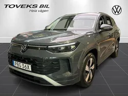 Grå (dolphin grey metallic) Ny 2024 VW Tayron Life SUV | 519 000 kr (Bra pris)