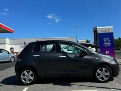 Grå Begagnad 2010 Toyota Yaris Halvkombi | 60 000 kr (Marknadspris)