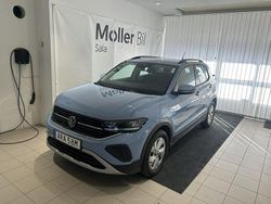 Ljusblå (clear blue metallic) Begagnad 2024 VW T-Cross Life SUV | 229 000 kr (Marknadspris)