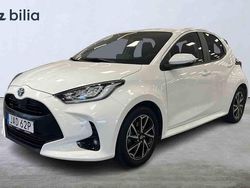 Vit Begagnad 2022 Toyota Yaris Hybrid Halvkombi | 229 900 kr (Marknadspris)