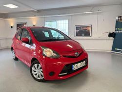 Röd Begagnad 2013 Toyota Aygo Halvkombi | 29 900 kr (Marknadspris)