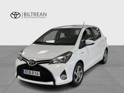 Vit Begagnad 2014 Toyota Yaris Hybrid Active Halvkombi | 129 000 kr (Marknadspris)